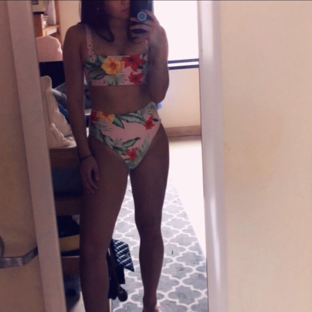 Bikini - Picture 2 of 3